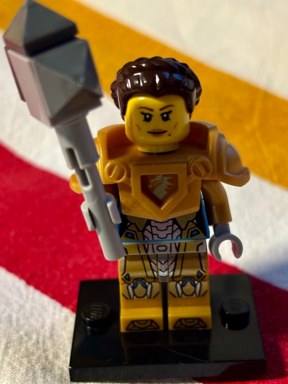 LEGO NEXO KNIGHTS "Queen Halbert - Pearl Gold Armor" nex066 with stand & accesso